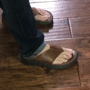 BORN LEATHER FLIP FLOP SANDALS